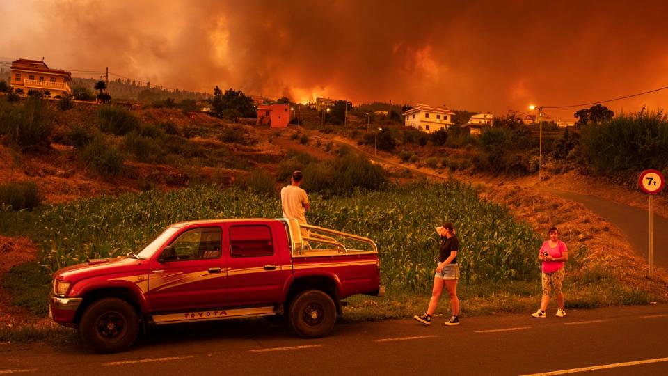 Heftige Waldbrände beschäftigen weiterhin Rettungskräfte, Anwohner und Touristen auf mehreren Erdteilen. (Bild: Arturo Rodriguez/AP/dpa)