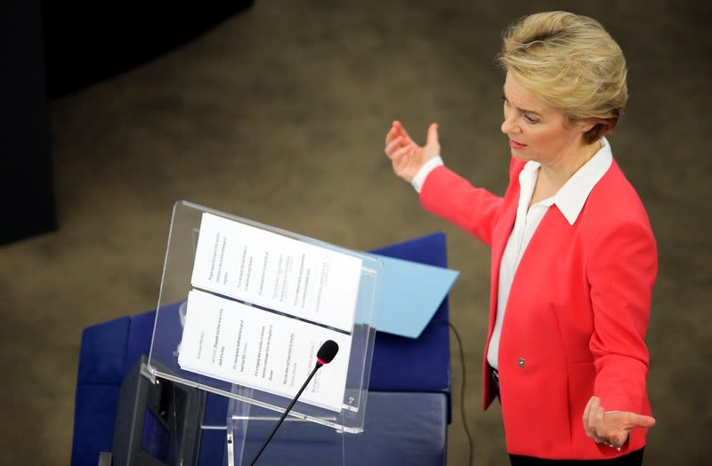 La presidenta electa de la Comisión Europea, Ursula von der Leyen, se dirige al Parlamento Europeo antes de la votación de los miembros del Parlamento Europeo sobre su consejo de comisarios, en Estrasburgo