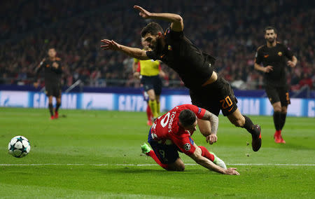 Soccer Football - Champions League - Atletico Madrid vs Roma - Wanda Metropolitano, Madrid, Spain - November 22, 2017 Atletico Madrid's Fernando Torres in action with Roma's Federico Fazio REUTERS/Juan Medina