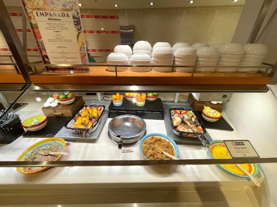 An image of a buffet without the food being labeled.