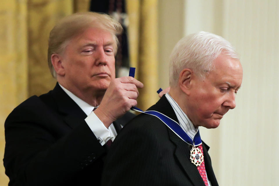 El presidente Donald Trump confiere la Medalla Presidencial de la Libertad al senador republicano Orrin Hatch en una ceremonia en la Casa Blanca, en Washington, el viernes 16 de noviembre del 2018. (AP Foto/Manuel Balce Ceneta)