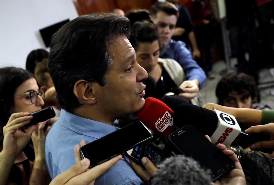 Fernando Haddad, candidato presidencial por el Partido de los Trabajadores, asiste a una rueda de prensa en Sao Paulo el 16 de octubre de 2018 (REUTERS/Paulo Whitaker)