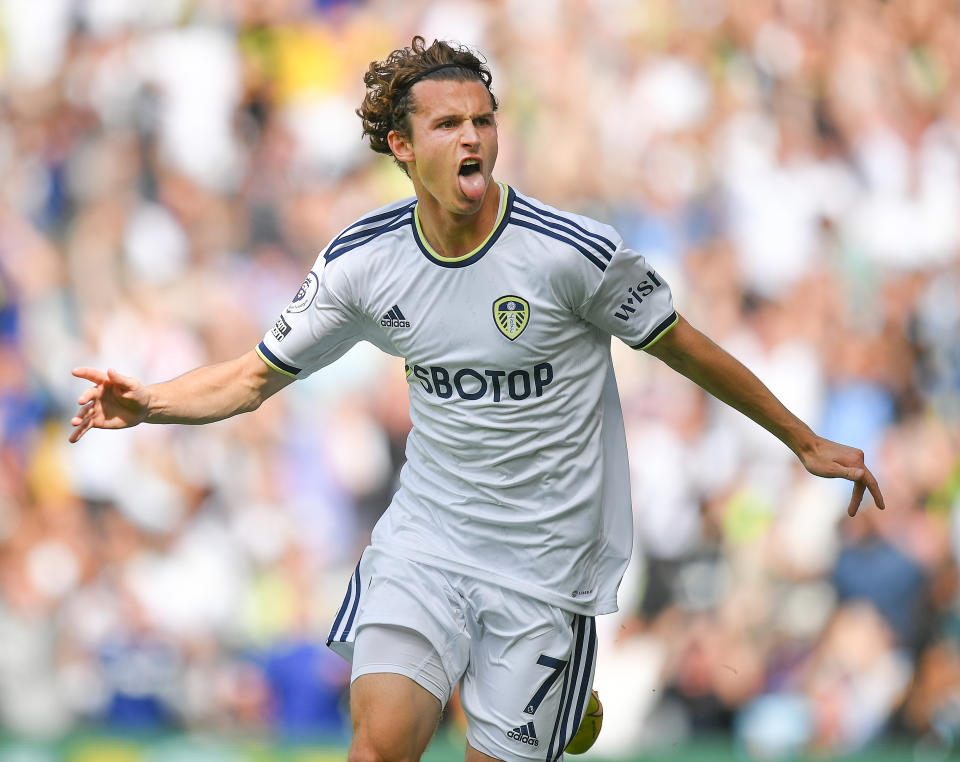 LEEDS, ANGLETERRE – 21 AOÛT: Brenden Aaronson de Leeds United célèbre le premier but de son équipe lors du match de Premier League entre Leeds United et Chelsea FC à Elland Road le 21 août 2022 à Leeds, Royaume-Uni.  (Photo de Dave Howarth - CameraSport via Getty Images)