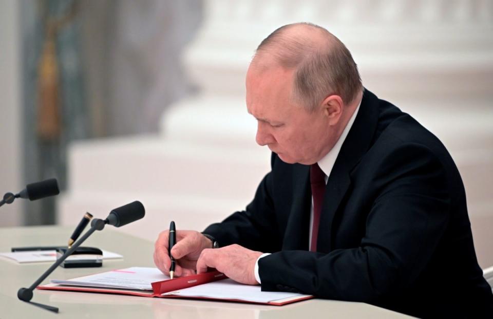 ▲俄羅斯總統蒲亭簽署文件，正式承認烏克蘭東部由分離主義者控制的地區獨立。（圖／美聯社／達志影像）