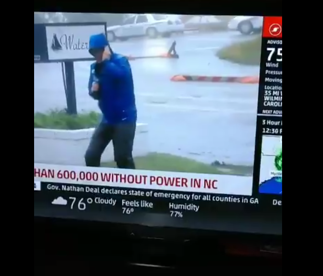 A este reportero se le fue un poco con la mano en el dramatismo a la hora de informar en directo de los estrafos del huracán Florence. (Foto: Captura del vídeo de Twitter de @gourdnibler)