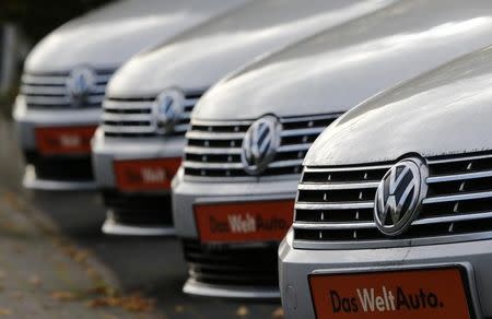 Volkswagen cars are lined up for sale at a car shop in Bad Honnef near Bonn, Germany, November 4, 2015. REUTERS/Wolfgang Rattay