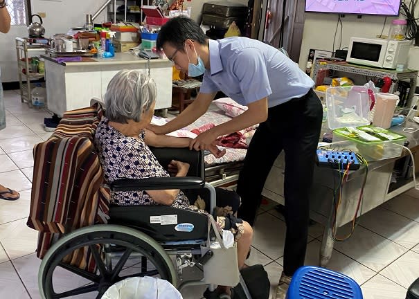 走進社區投入居家醫療　東基中醫科獲頒醫療貢獻卓著獎