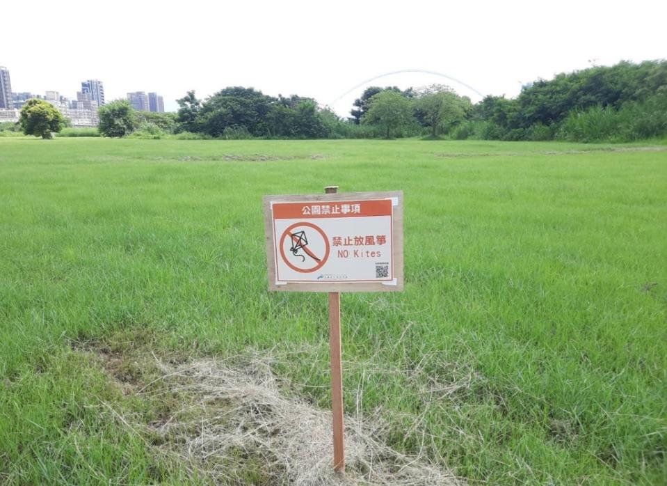 《圖說》河濱公園園區內設有禁止放風箏告示牌，請民眾注意。〈高灘處提供〉