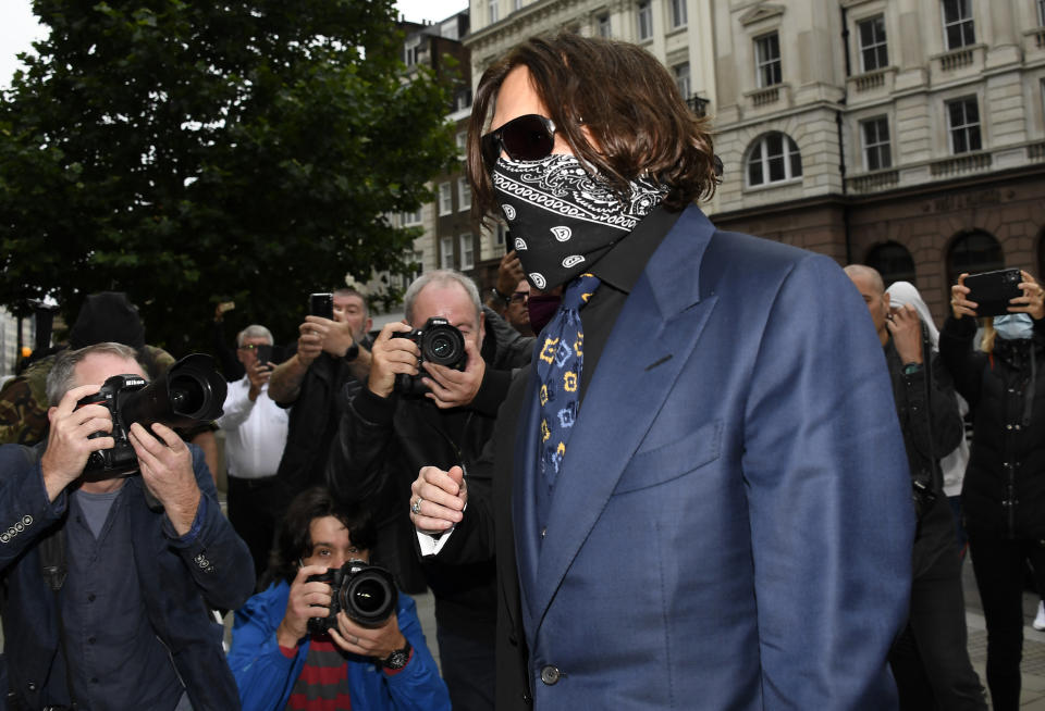 Johnny Depp llega al tribunal superior en Londres el jueves 9 de julio de 2020. Depp demandó a News Group Newspapers, empresa editorial del diario The Sun, y al editor ejecutivo del diario Dan Wootton por difamación por un artículo de 2018 que señalaba que abusó físicamente de su exesposa Amber Heard. Depp niega estas acusaciones. (Foto AP/Alberto Pezzali)