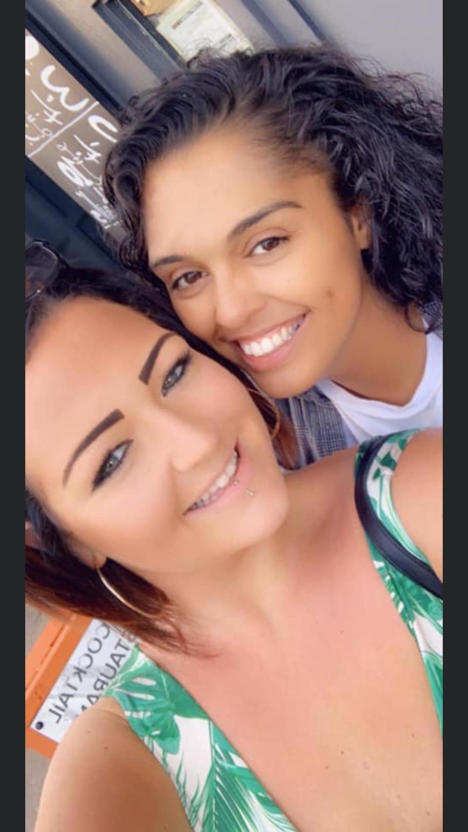 Es probable que Sapphire Charlesworth, a la izquierda en la imagen con su novia Naadjele Lartey, se haya roto los dos tobillos después de intentar un desafío en TikTok. Fuente: NCJ Media/Australscope