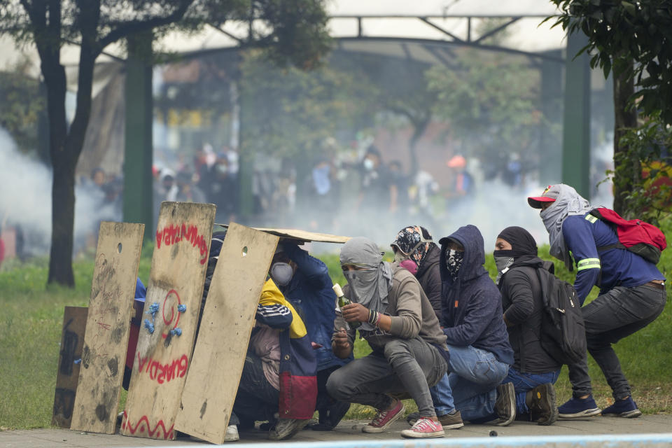 Manifestantes chocan con la policía durante una protesta contra el gobierno del presidente Guillermo Lasso en Quito, Ecuador, el martes 21 de junio de 2022. (AP Foto/Dolores Ochoa)