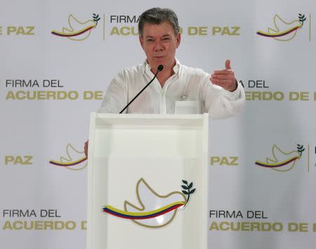 Colombia's President Juan Manuel Santos gestures during a news conference in Cartagena, Colombia, September 25, 2016. REUTERS/John Vizcaino