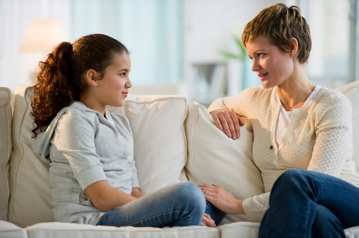 Al hablar con tu hijo enfócate en la salud, más que en el peso. Foto: Tetra Images/Getty Images