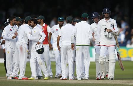 Britain Cricket - England v Pakistan - First Test - Lord?s - 17/7/16 Pakistan's Mohammad Amir and teammates celebrate winning the first test as England's Steven Finn reacts Action Images via Reuters / Andrew Boyers Livepic