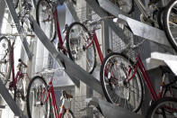 <p>Los aparcamientos están preparados para guardar todo tipo de bicis, desde eléctricas hasta de montaña pasando por las urbanas, las de cesta, las que llevan silla de niño detrás o las plegables. (Foto: Keith Tsuji / Getty Images).</p> 