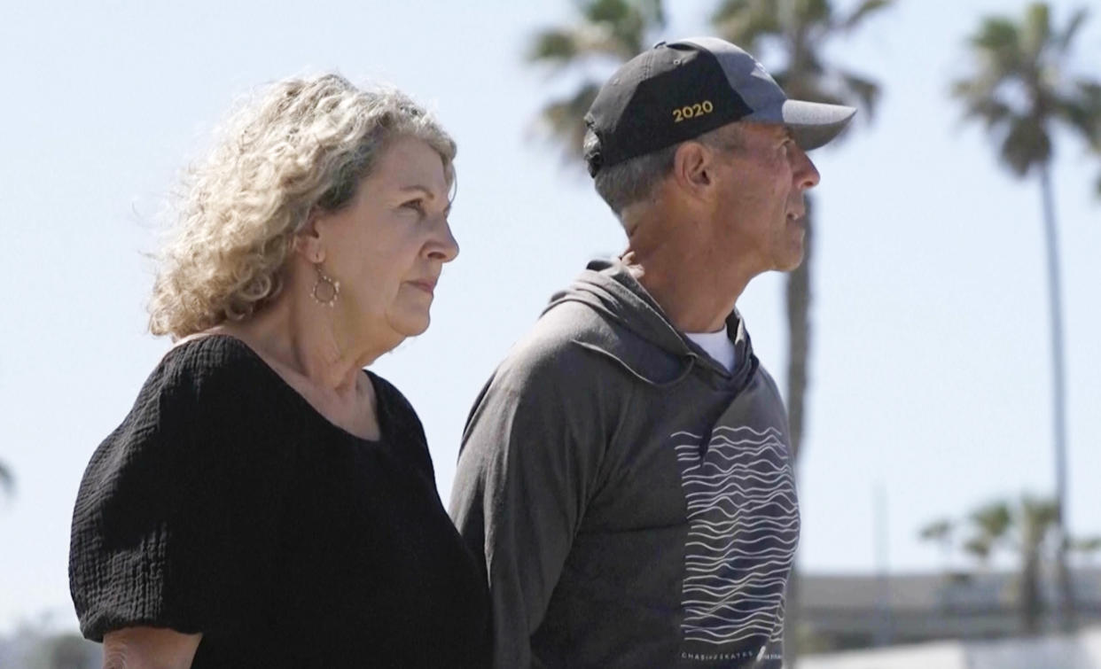 Debra Robinson y su esposo Martin en San Diego este martes 7 de mayo (Channel 9/POOL via AP)