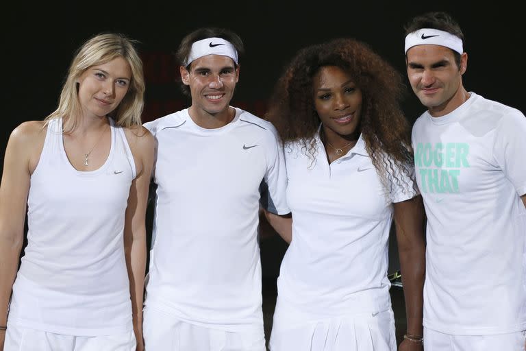 Maria Sharapova, Rafael Nadal, Roger Federer y Serena Williams durante un juego de exhibición en Malakoff, París, el 23 de enero de 2013