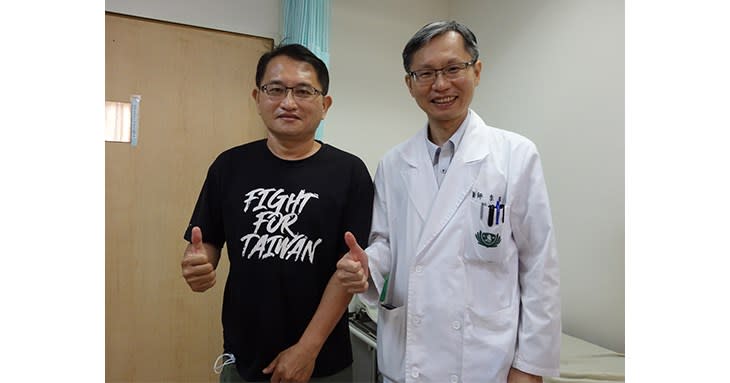 經過半年治療，蔡先生(左)恢復良好。並且感謝李易達醫師(右)。（圖片提供／大林慈濟醫院）