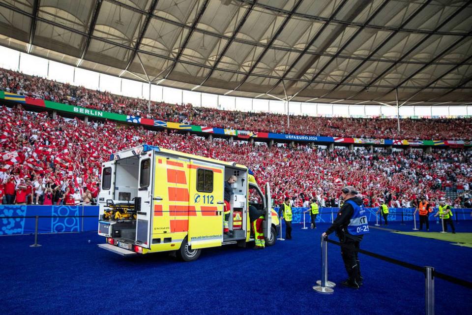 Schwer verletzt: Polnischer Fan stürzt von Tribüne