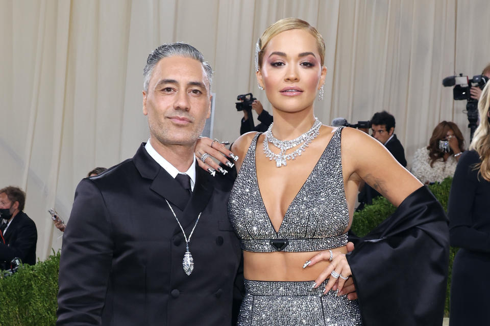 <p>Zu den schönsten Paaren des Abends gehörten sicherlich Rita Ora und ihr Vielleicht-Verlobter, der Regisseur und Produzent Taika Waititi ("Jojo Rabbit"). Die Sängerin funkelte im edlen Zweiteiler von Prada aus Crop Top und bodenlangem Rock vor sich hin, ihr Lebensgefährte trug einen Smoking, ebenfalls von Prada. Auf dem roten Teppich sagte die Sängerin: "Ich habe den Glamour vermisst. Ich liebe es, mich schick anzuziehen." (Bild: Getty Images)</p> 