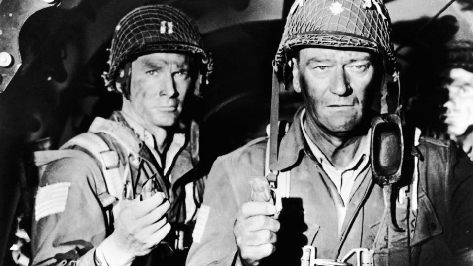 The longest day (1962): Pocas películas reunieron a tantas estrellas en el momento más alto de su carrera para reflejar uno de los días más importantes de la historia: El desembarco de Normandía que se produjo el 6 de junio de 1944.