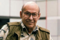 <p><b>Marvin Minsky -</b> Le nom de ce scientifique américain ne vous dit peut-être rien, pourtant, il est considéré comme l’un des pères de l’intelligence artificielle. Marvin Minsky, est mort le 24 janvier 2016 à Boston, d’une hémorragie cérébrale, à l'âge de 88 ans. <br>Né le 9 août 1927 à New York, il servira dans l’US Navy pendant la Seconde Guerre mondiale avant d'embrasser une carrière scientifique. En 1958, il rejoint le Massachusetts Institute of Technology et y créé le MIT Artificial Intelligence Project. <br>Il a été l'un des premiers à imaginer des ordinateurs capables de logique et de raisonnement.</p>