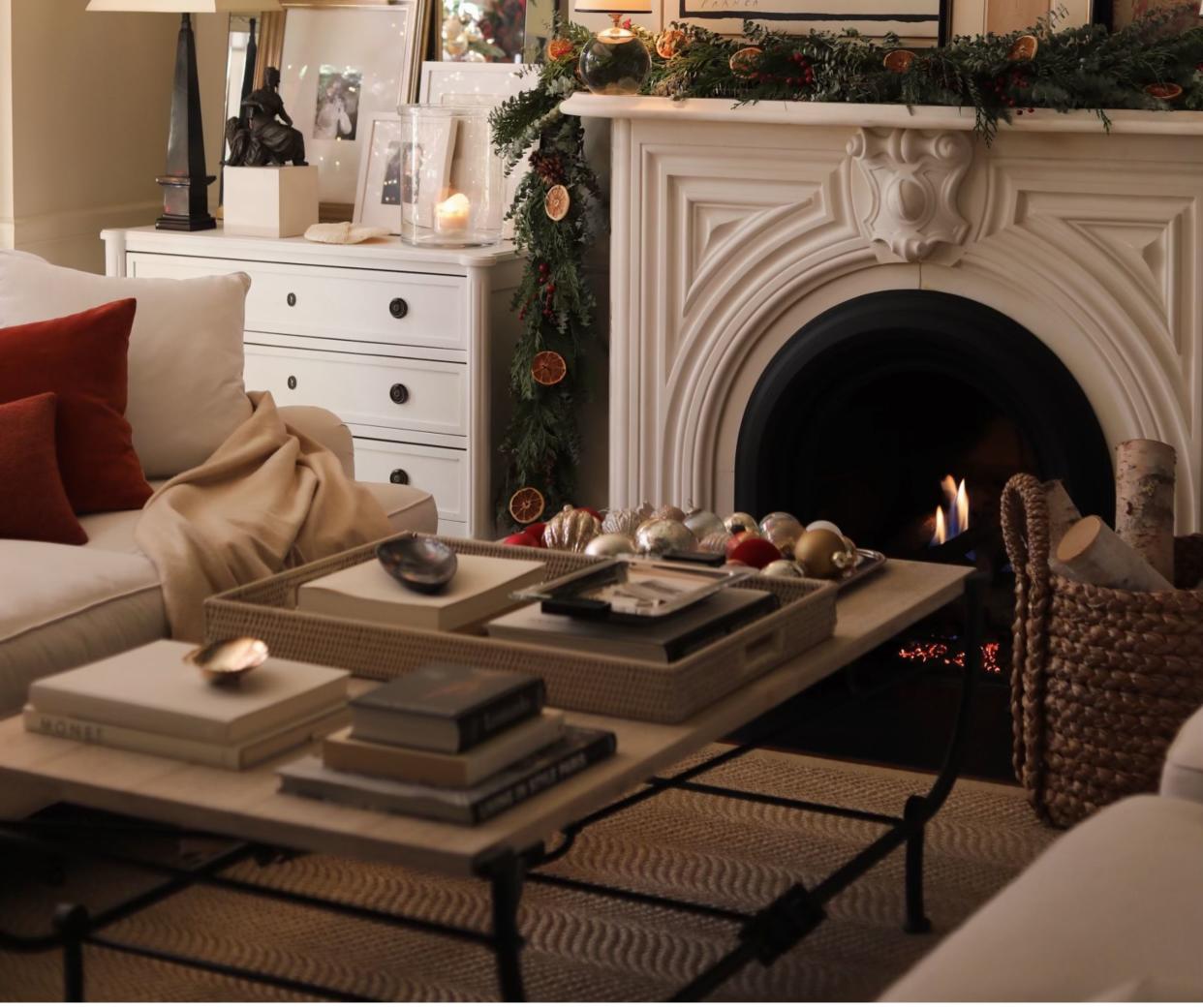  A living room with a festive garland and ornaments on a tray. 