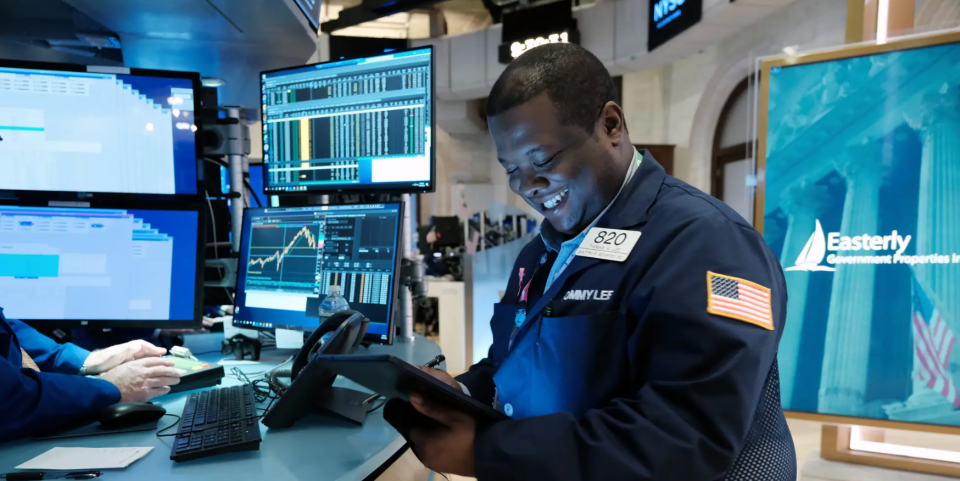 Trader arbeiten auf dem Parkett des New York Stock Exchange (NYSE) am 27. Oktober 2022 in New York City. - Copyright: Spencer Platt/Getty Images