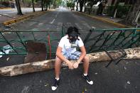 Un manifestante opositor en una barricada en San Cristobal, Venezuela, el 17 de marzo de 2014 (AFP | George Castellano)