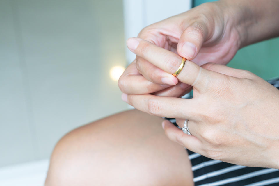 Stuck ring take off fat woman nail, gold ring removing