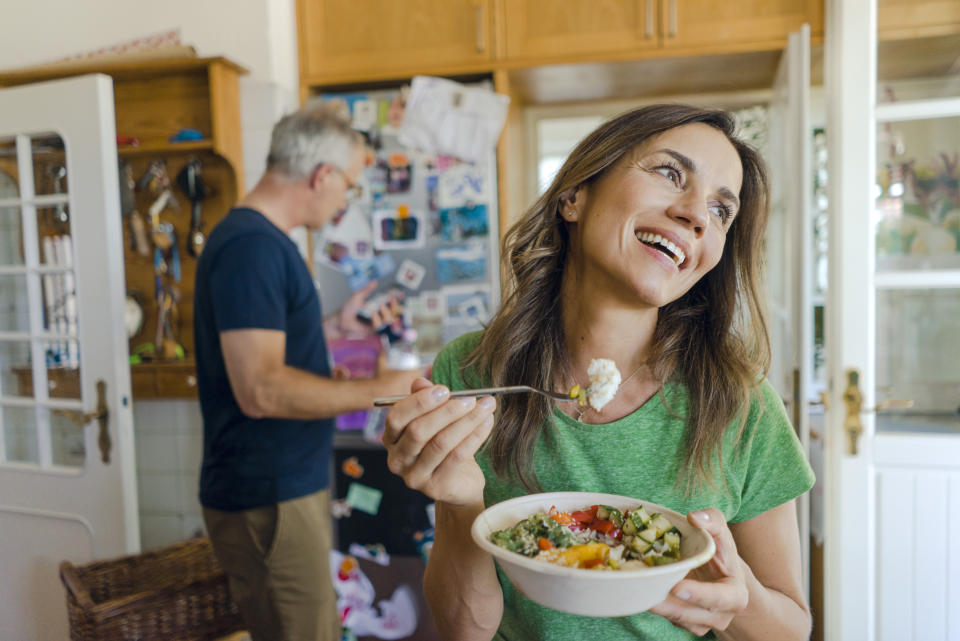 Seguir una alimentación equilibrada es el primer hábito recomendado para restar años a nuestra edad biológica. (Getty Creative)