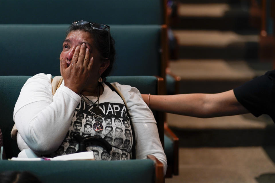 Una familiar de los 43 estudiantes de Ayotzinapa desaparecidos se seca las lágrimas en la presentación de un informe del Grupo Interdisciplinario de Expertos Independientes en la Ciudad de México, el martes 25 de julio de 2023. El Grupo presentó su sexto y último informe sobre el caso de los 43 estudiantes de Ayotzinapa que desaparecieron el 26 de septiembre de 2014. (AP Foto/Eduardo Verdugo)
