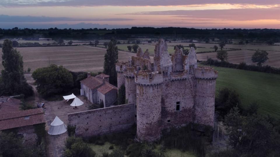 <p>El castillo se construyó entre los siglos XIV y XV y fue clasificado como monumento histórico en 1898. Su estilo es gótico tardío.<br><br>Foto: <a rel="nofollow noopener" href="https://dartagnans.fr/fr/projects/devenez-seigneur-du-chateau-fort-de-l-ebaupinay/campaign" target="_blank" data-ylk="slk:Dartagnans.fr;elm:context_link;itc:0;sec:content-canvas" class="link ">Dartagnans.fr</a> </p>