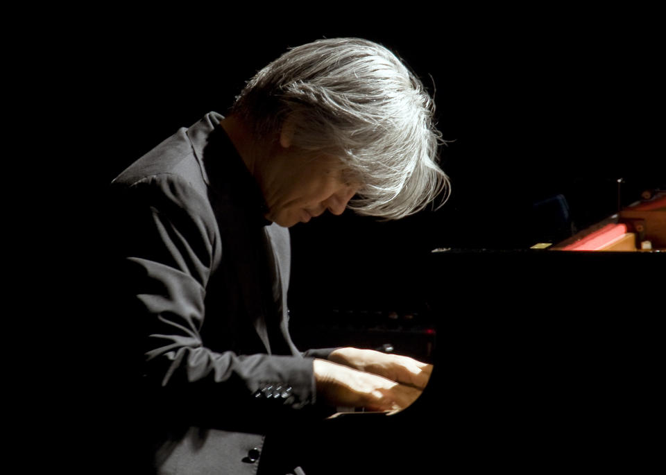 ARCHIVO – El maestro Ryuichi Sakamoto se presenta en el auditorio de Roma el miércoles 28 de octubre de 2009. La empresa discográfica japonesa Avex dijo que Sakamoto, quien hizo la música de películas como "The Last Emperor" y "The Revenant", ha muerto. Tenía 71 años. Falleció el 28 de marzo de acuerdo con un comunicado enviado el 2 de abril de 2023. (Foto AP/Domenico Stinellis, archivo)