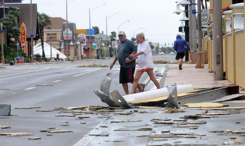 Los escombros que dejó a su paso el huracán en Daytona Beach, Fl. Foto: EFE