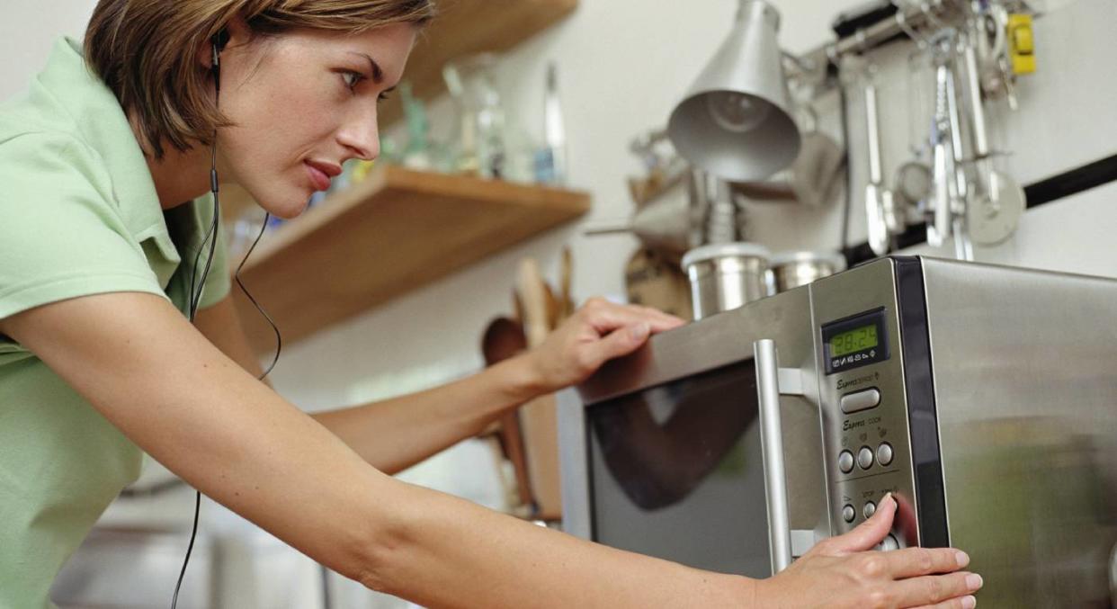 This £4 gadget could clean your microwave in under seven minutes. (Getty Images)