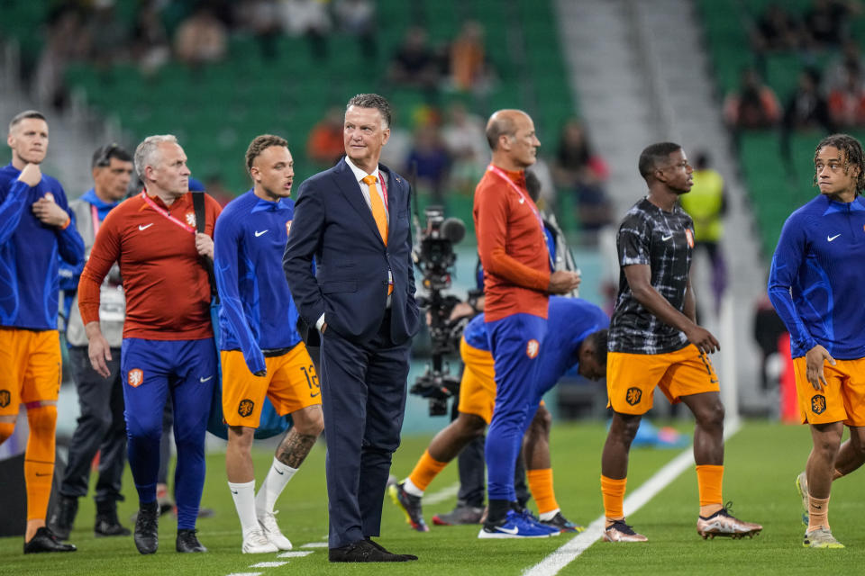 El seleccionador de Holanda, Louis van Gaal, antes del encuentro del Grupo A del Mundial que enfrentó a su equipo con Senegal, en el estadio Al Thumama, en Doha, Qatar, el 21 dHead coach Louis van Gaal of the Netherlands prior the World Cup, group A soccer match between Senegal and Netherlands at the Al Thumama Stadium in Doha, Qatar, Monday, Nov. 21, 2022. (AP Photo/Luca Bruno)