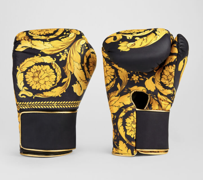 Die Versace-Boxhandschuhe kosten 2.445 Euro. (Bild: Versace/Online Shop)