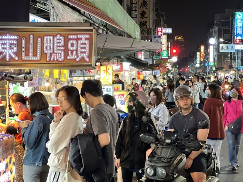 陳其邁在臉書表示來高雄聽完演唱會，當然要逛商圈夜市最對味。（圖／翻攝自陳其邁臉書）