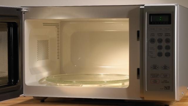 7 brilliant hacks to clean your microwave oven in no time!