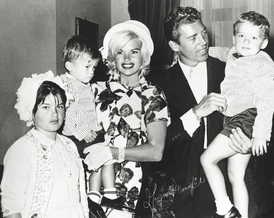 Jayne Mansfield y Mickey Hargitay con sus hijos en 1963, antes de que naciera Mariska. (Photo by Mondadori via Getty Images)