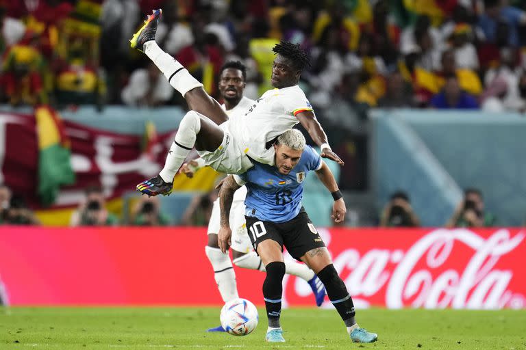 Giorgian de Arrascaeta, en acción en el partido en el que Uruguay venció a Ghana por 2-0 insuficientemente para avanzar, en medio de un controvertido referato del alemán Daniel Siebert.