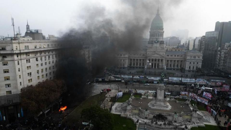 Humo cerca del Congreso en Buenos Aires