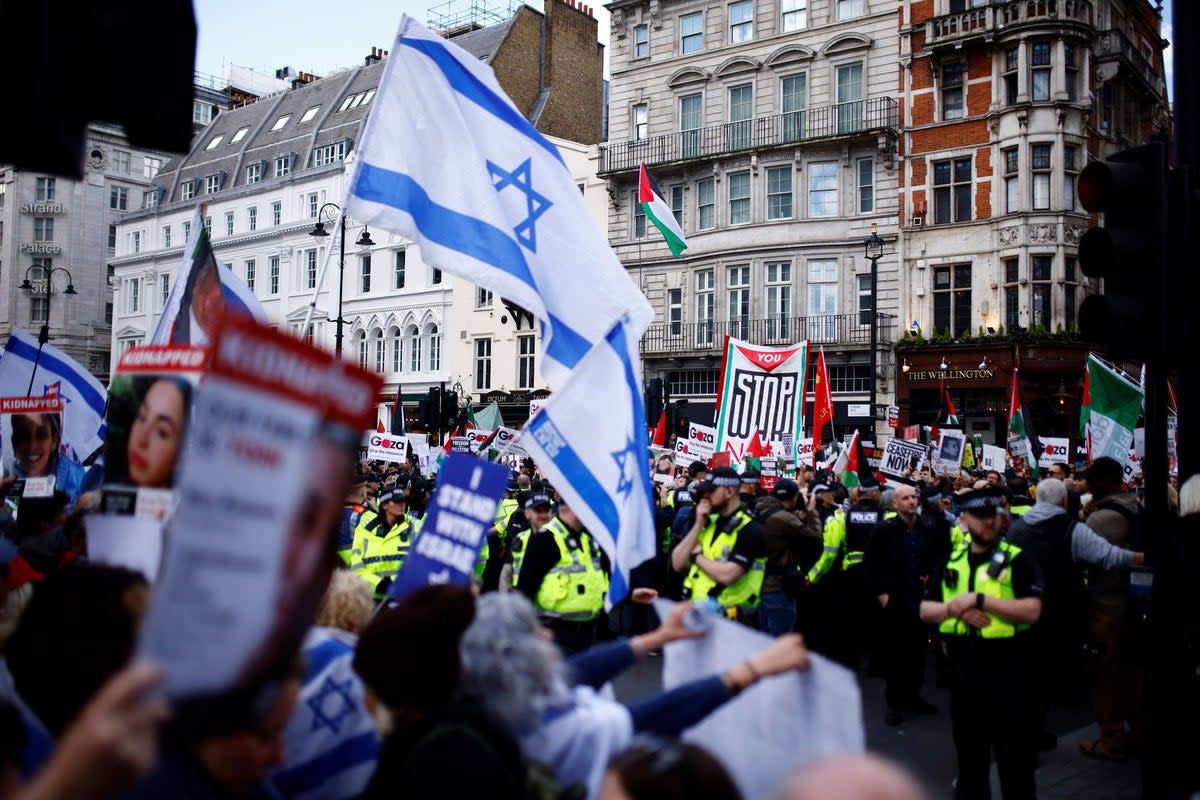 Metropolitan Police officers stand in between pro-Palestine protesters and counter-protesters (AFP via Getty Images)