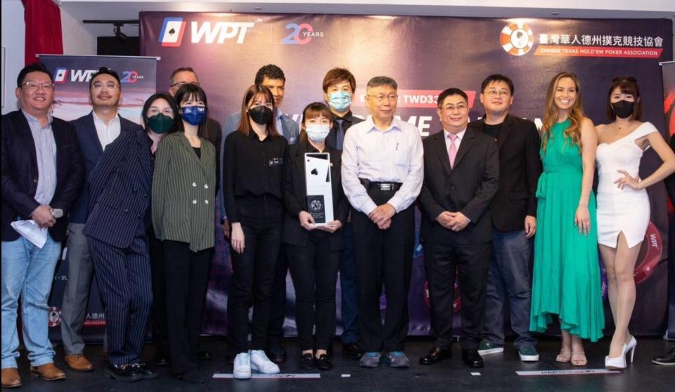 2022年11月，戴興雄(右四)與世界撲克巡迴賽(WPT)合作，在台北舉辦了「WPT世界撲克巡迴賽台灣站」，時任台北市長柯文哲(右五)也親自出席剪綵活動。（記者 趙靜姸翻攝）