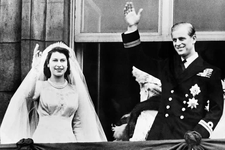 La reina Isabel II y el príncipe Felipe, duque de Edimburgo, saludan en su boda, el 20 de noviembre de 1947, en Londres