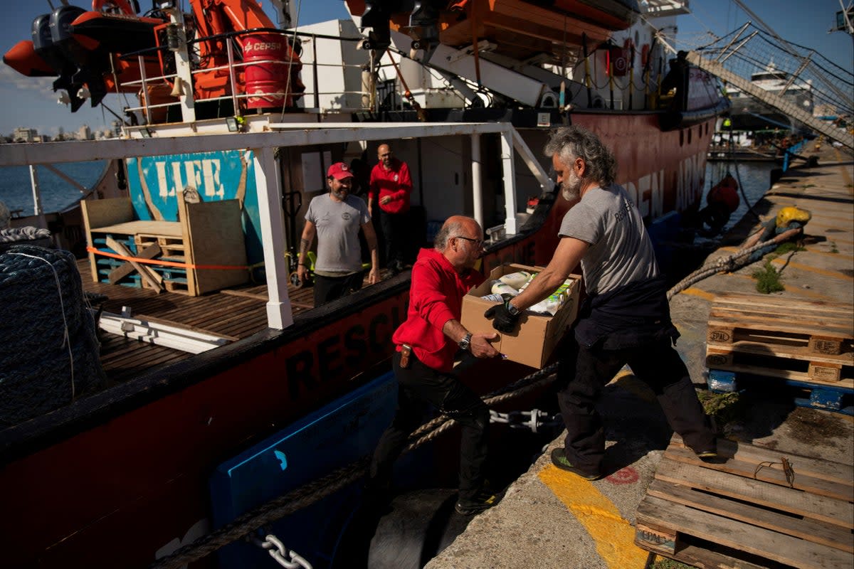 Open Arms members carry humanitarian aid for Gaza in a joint mission between the NGO and World Central Kitchen in the port of Larnaca (via Reuters)
