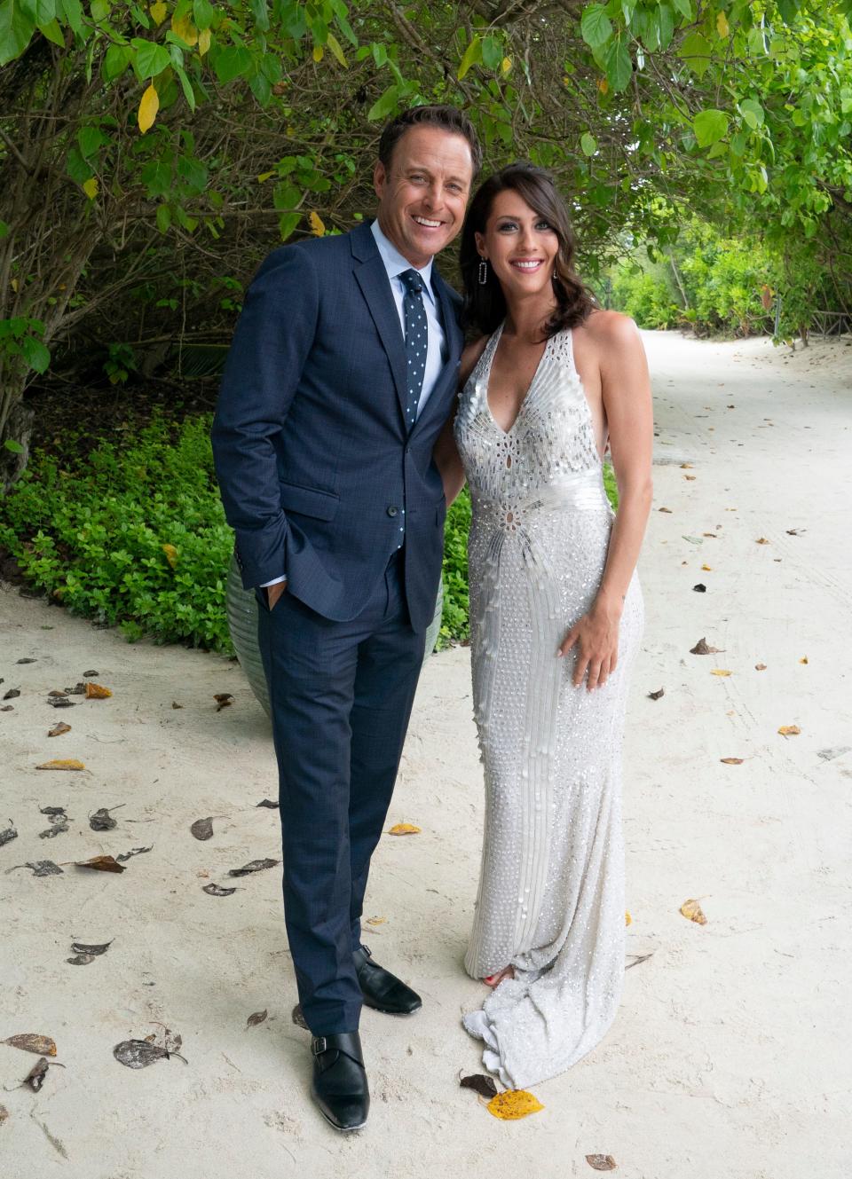 becca kufrin and chris harrison at her bachelorette finale