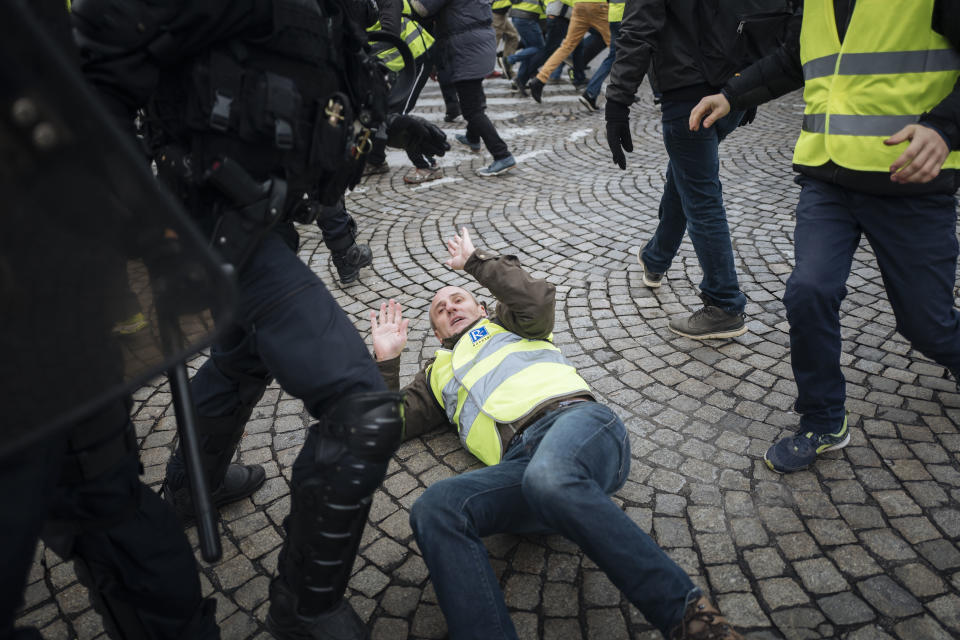 Antigovernment protesters clash with police in Paris