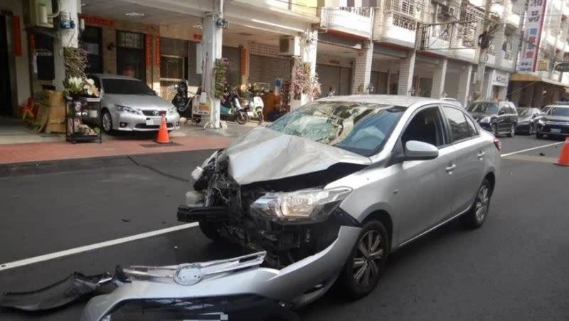 林男毒駕高速衝撞補教女師騎乘的機車，車頭撞出一個大凹洞。（圖/翻攝畫面）